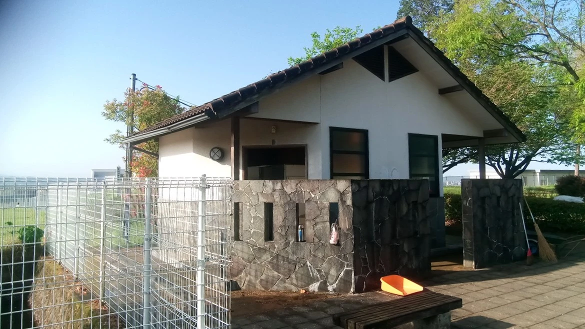 [菊陽町ふれあいの森公園（キャンプ場）]多目的トイレはあるが、基本的に和式便座のトイレ（星2点）