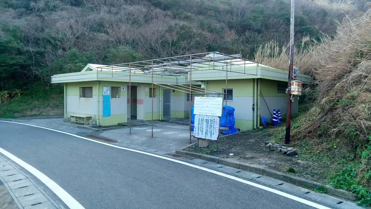 [茂串海水浴キャンプ場]海岸沿いにある公衆トイレは和式便座のみ（星2点）