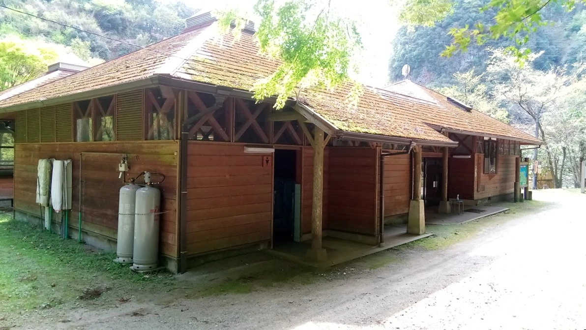 [山都町猿ケ城キャンプ村]一般的なキャンプ場トイレのイメージだが、洋式便座があるのは助かる（星3点）