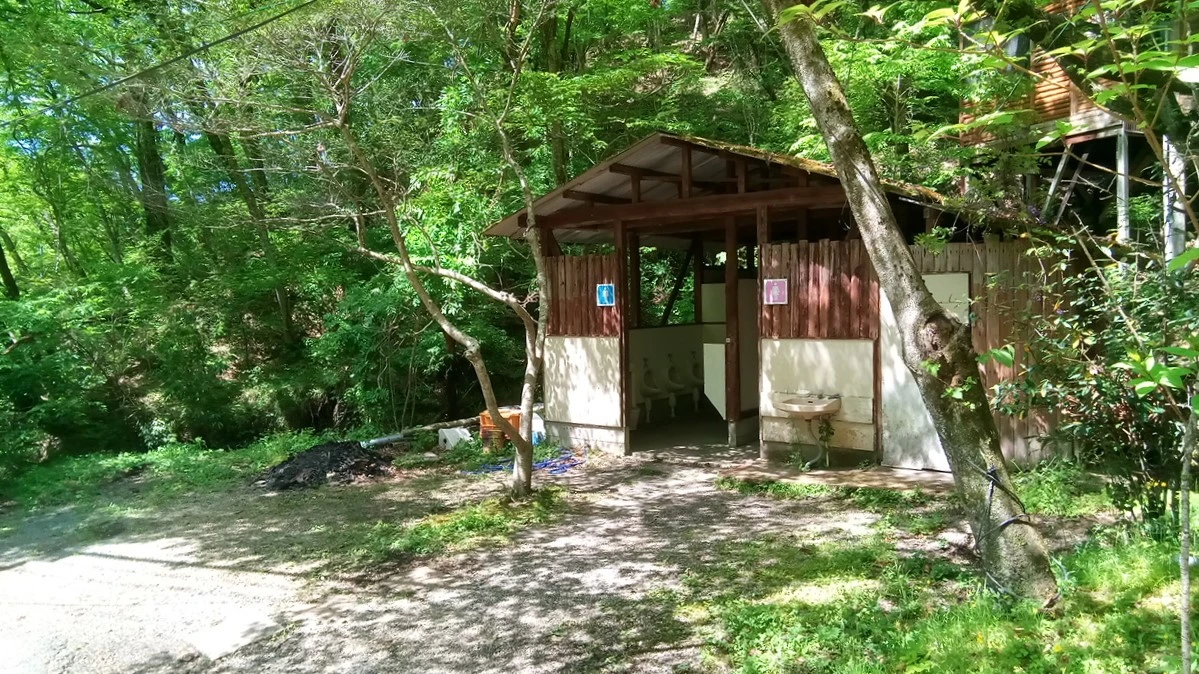 [阿蘇ファンタジーの森キャンプ村]年季の入ったキャンプ場トイレという感じですが、洋式便座完備（星3点）