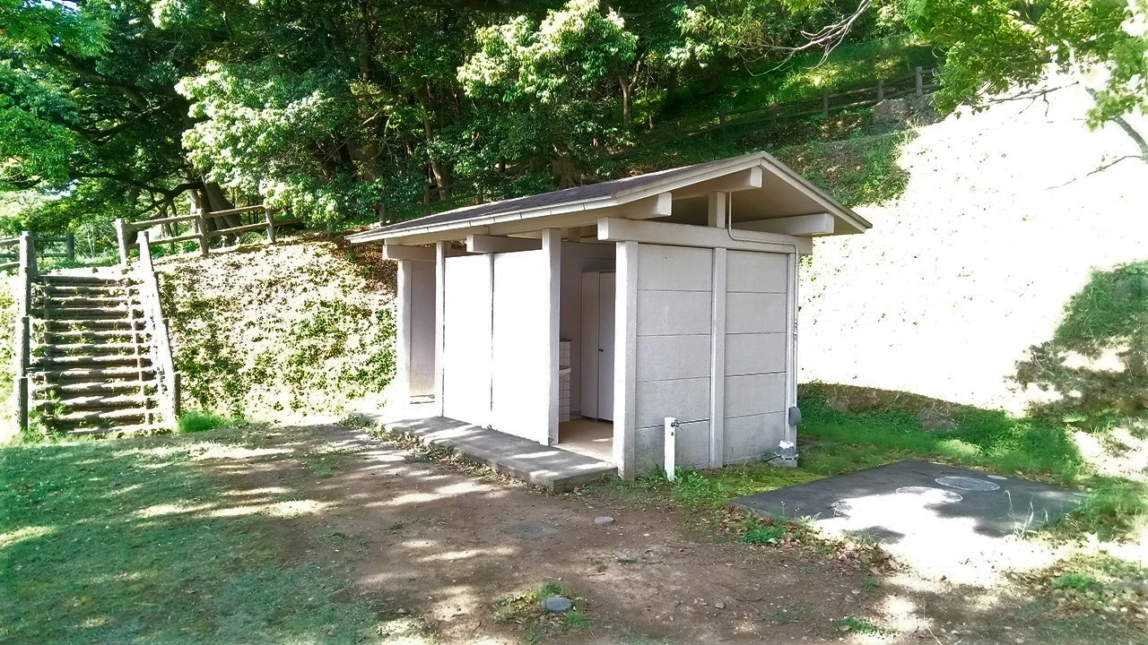 [御鉾ヶ浦公園キャンプ場]洋式便座が完備された公園トイレ（星3点）