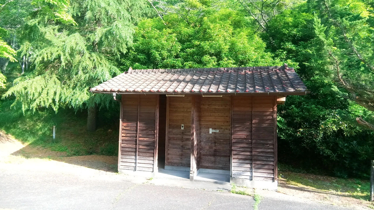 [鯛生金山キャンプ場]昔ながらのキャンプ場トイレで、和式と洋式便座完備（星3点）