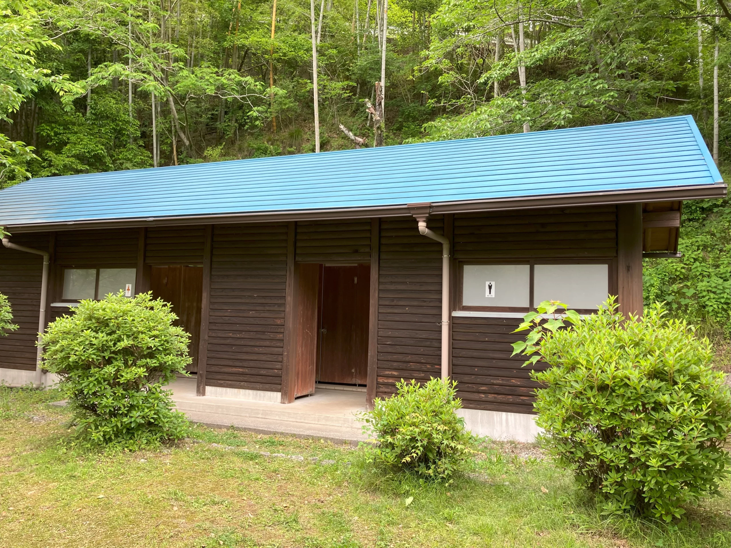 [日ノ御子河川公園キャンプ場]2019年にリニューアルされた洋式便座完備のトイレ（星3点）