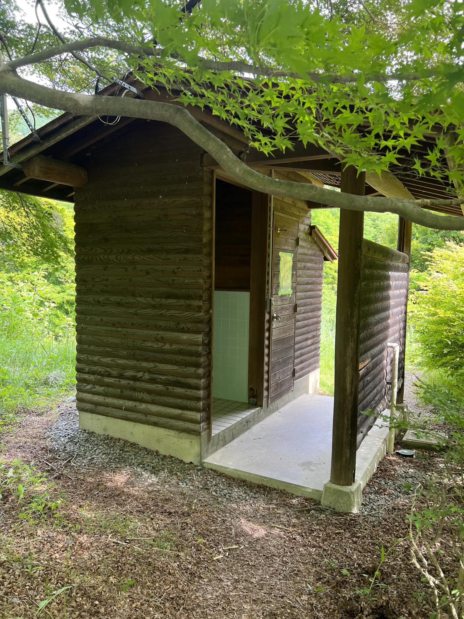 [樽尾沢キャンプ場]無料キャンプ場のトイレは、和式便座の簡易水洗トイレ（星2点）