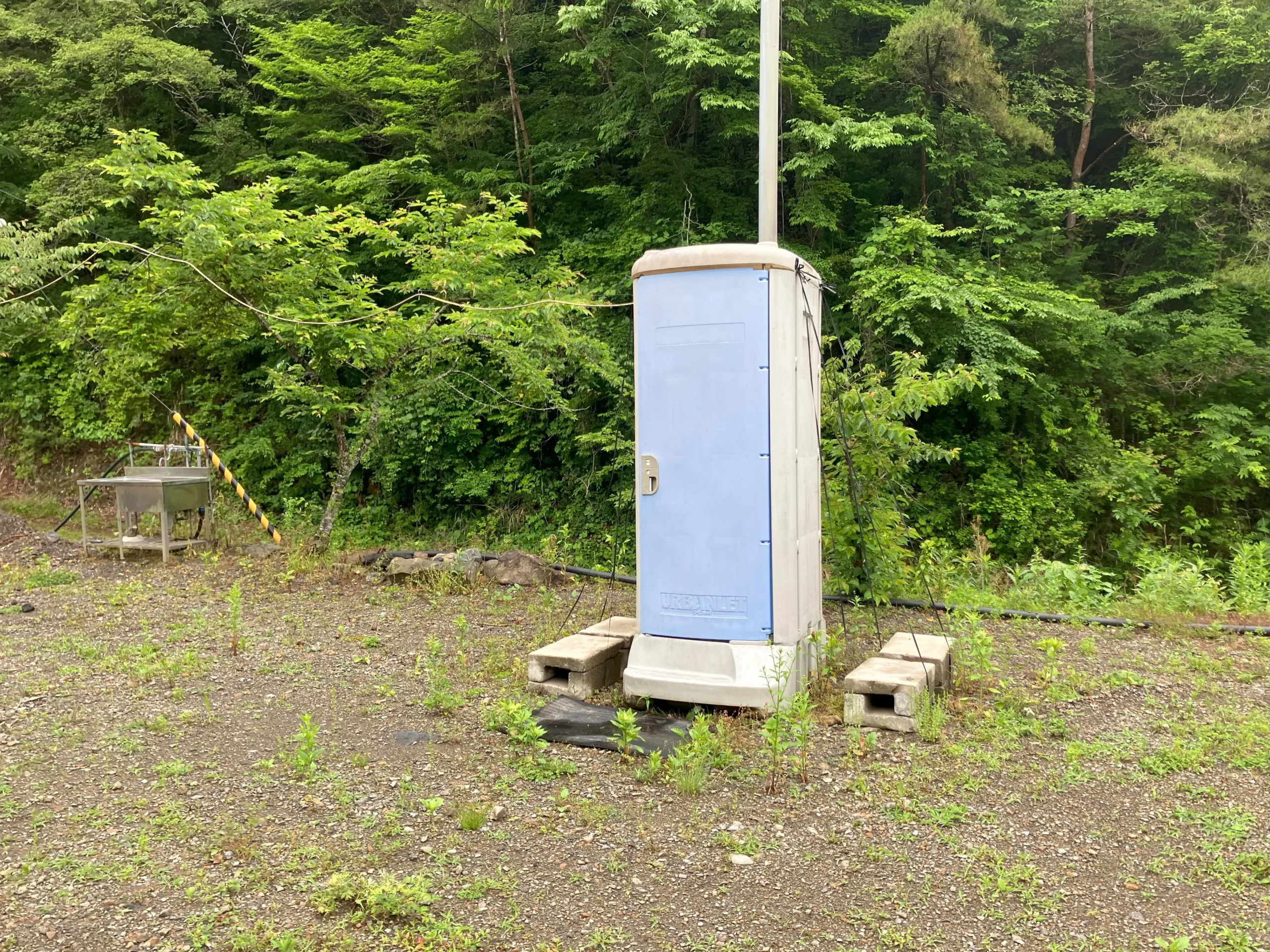 [船戸農産 朝見谷キャンプ場]仮設トイレがぽつんと1つ。最低限のトイレスペック（星1点）