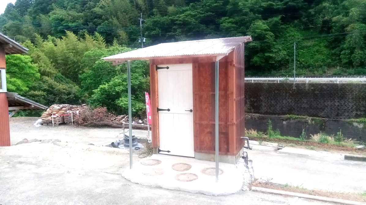 [上陽キャンプ場]トイレは綺麗で洋式便座完備だが、個数が少ない（星3点）