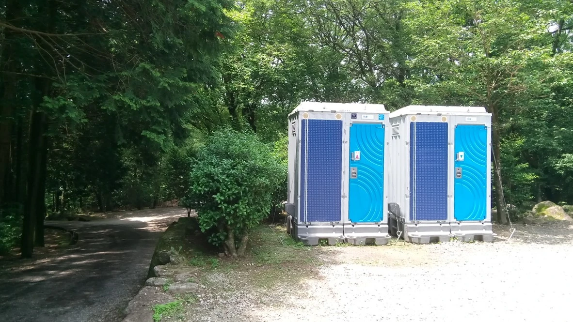 [宇美町昭和の森 猫石側キャンプ場]洋式便座完備の簡易トイレ（星1点）