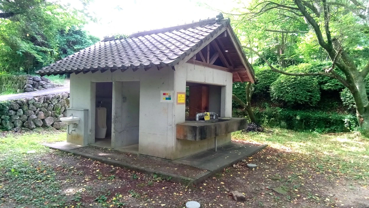 [吉井百年公園キャンプ場]小ぶりなトイレだが洋式便座完備は嬉しい（星3点）