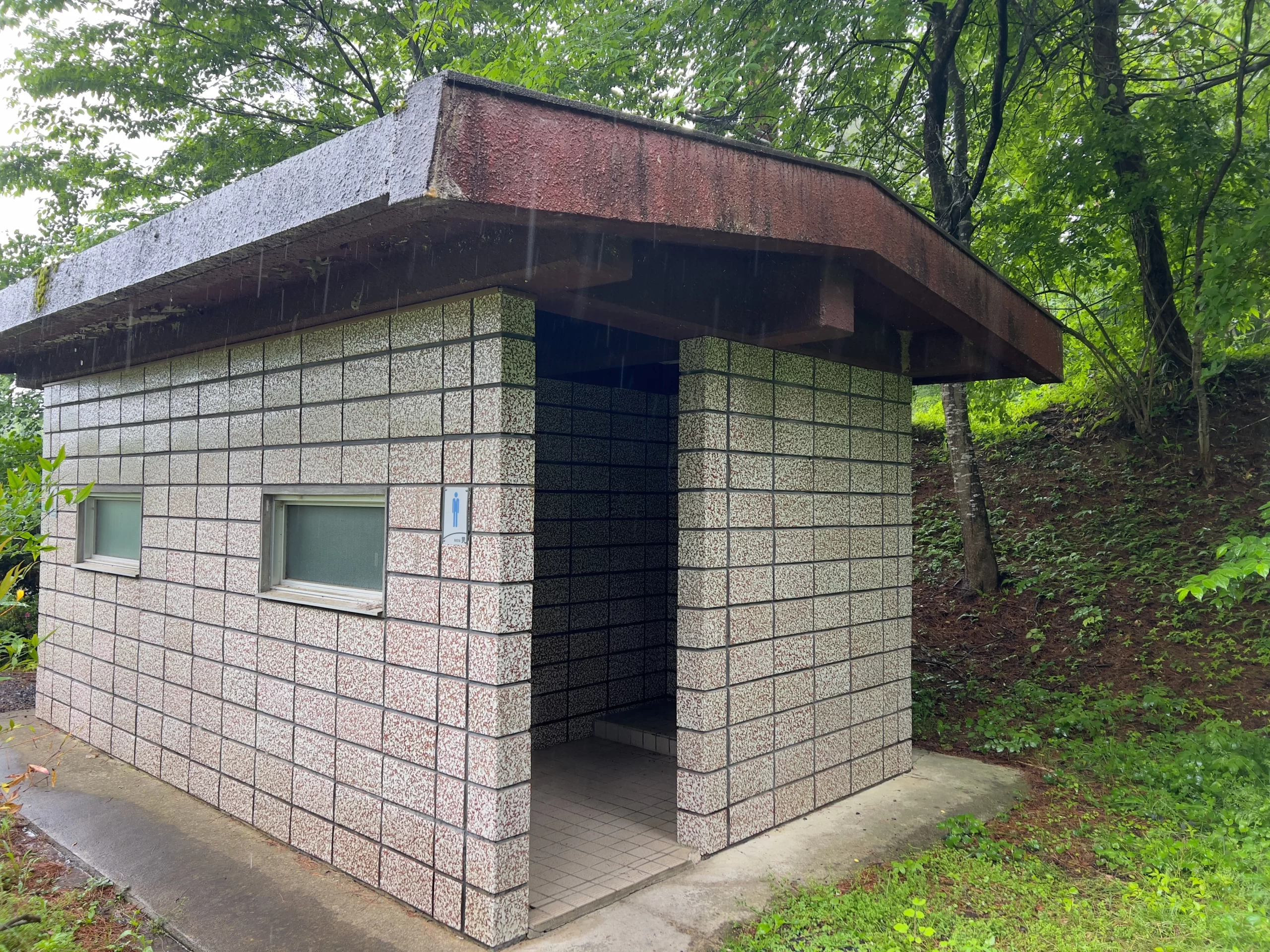 [高清水新堤自然公園]公園トイレは汲み取り式の和式便座（星2点）