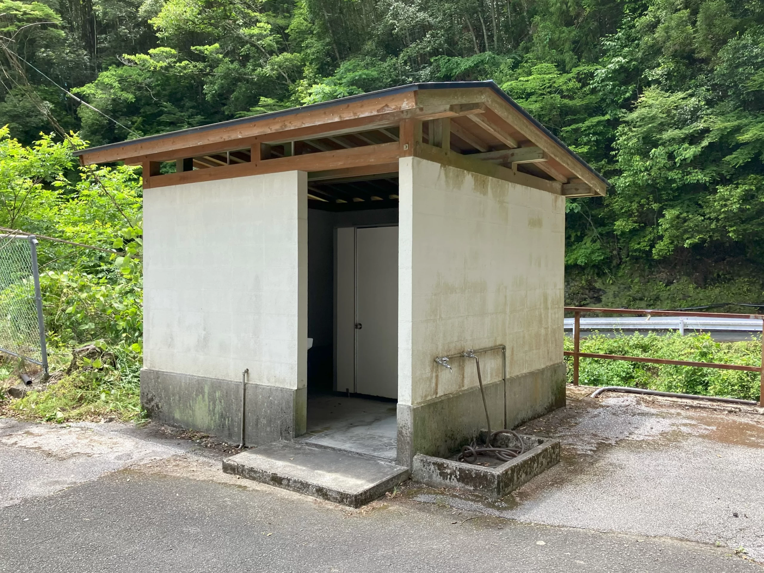 [四国吉野川オートキャンプ場]汲み取り式和式便座のトイレ（星2点）
