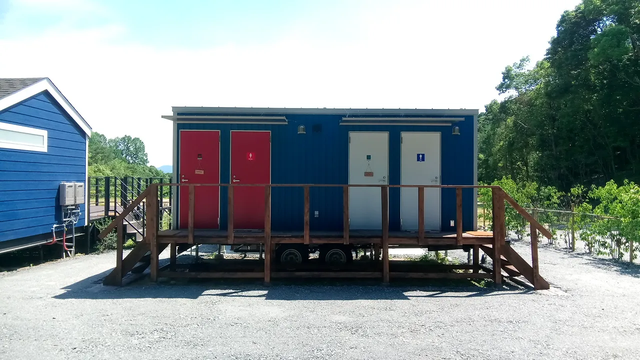 [キャンプ なぎの木 大野城ベース]こじんまりしたトイレだが、ウォシュレット付きの洋式便座が完備された綺麗なトイレ（星4点）