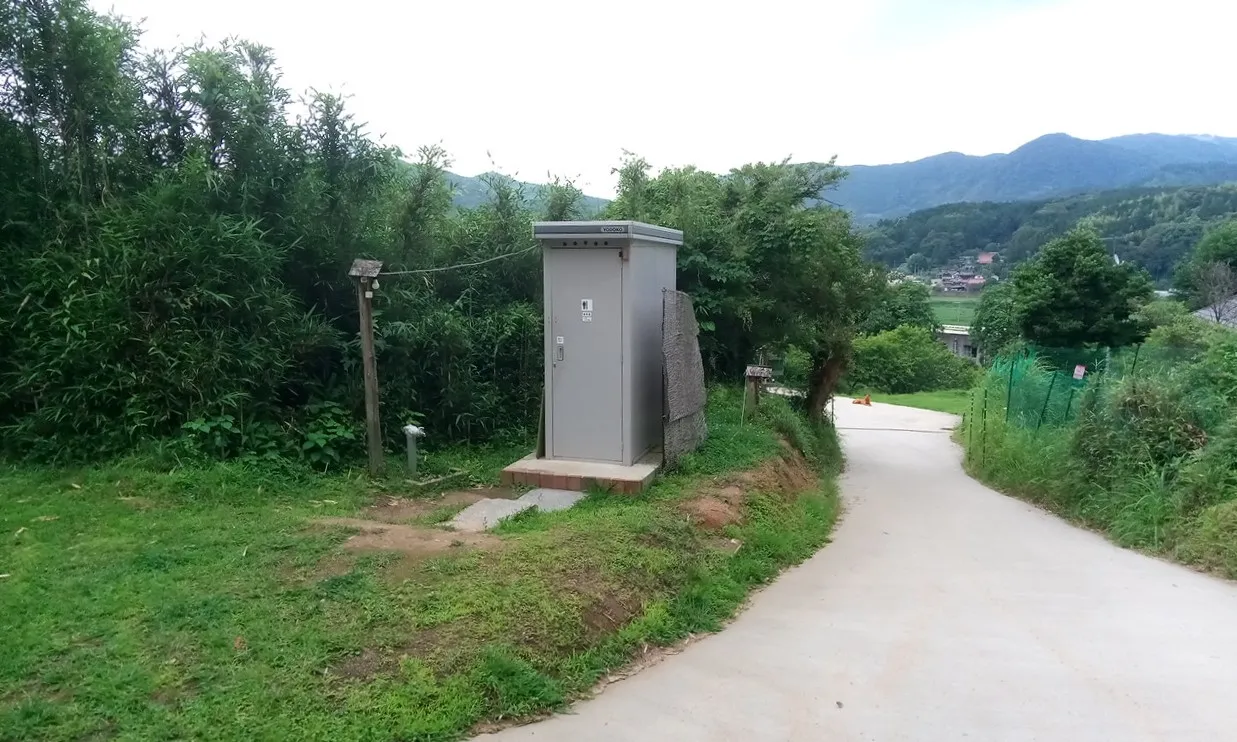 [おやすみどころ峰やしき]仮設トイレチックなトイレは洋式便座完備（星1点）