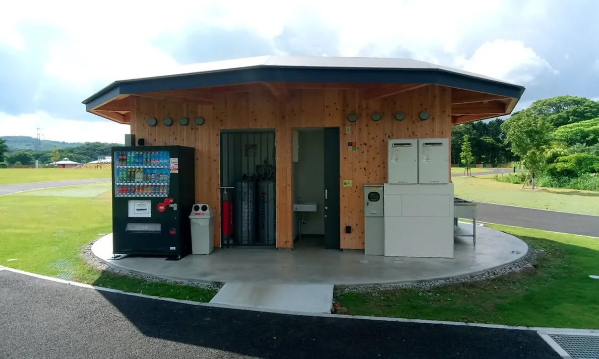 [HIBIKINADA CAMP BASE]こじんまりしているが、ウォシュレット付きの洋式便座が完備されたトイレ（星5点）