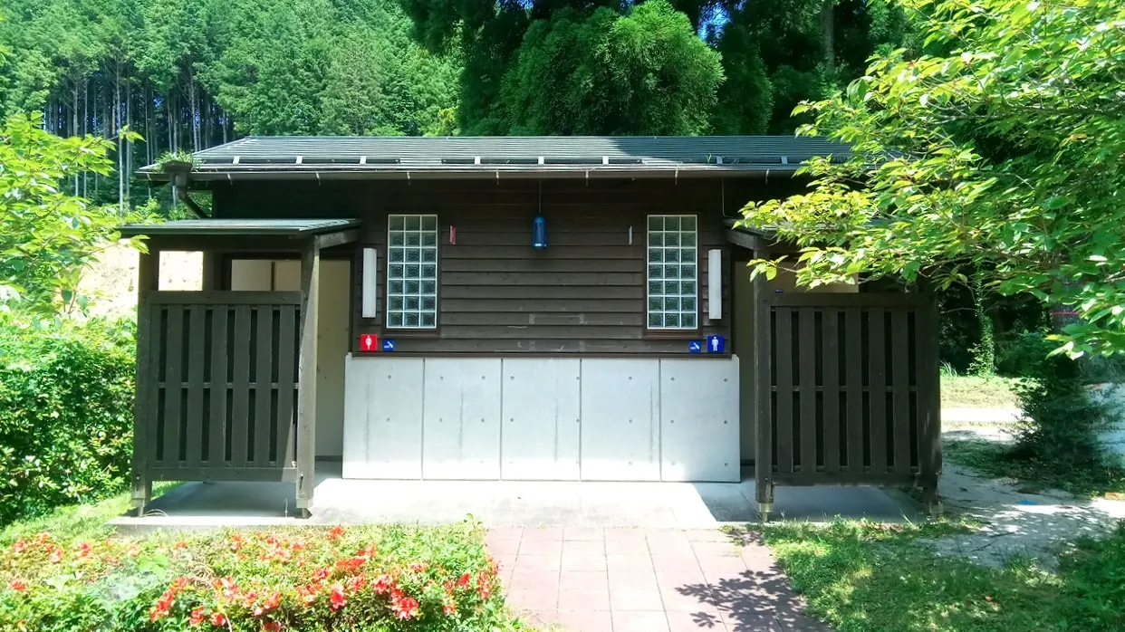 [山中キャンプ場]綺麗に清掃されたトイレは、洋式便座完備（星4点）