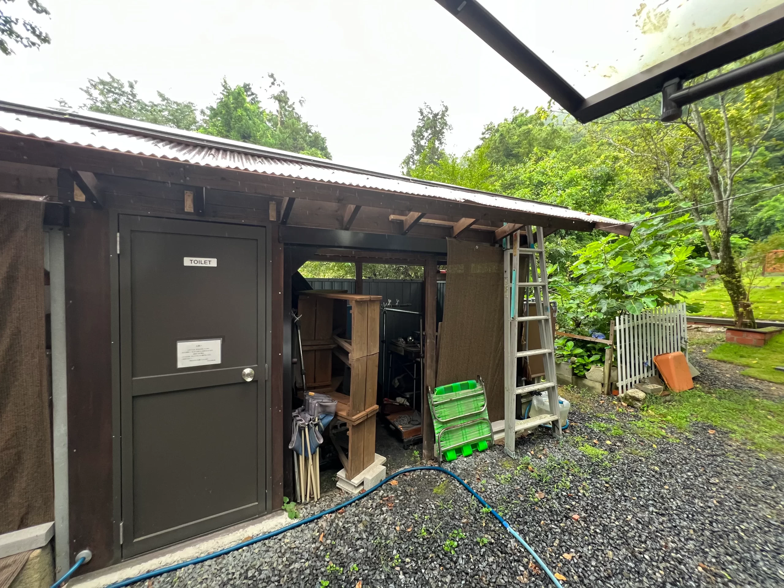[Hill Side 南比良]トイレはこじんまりとしているが、ウォシュレット付きの洋式便座が完備（星4点）