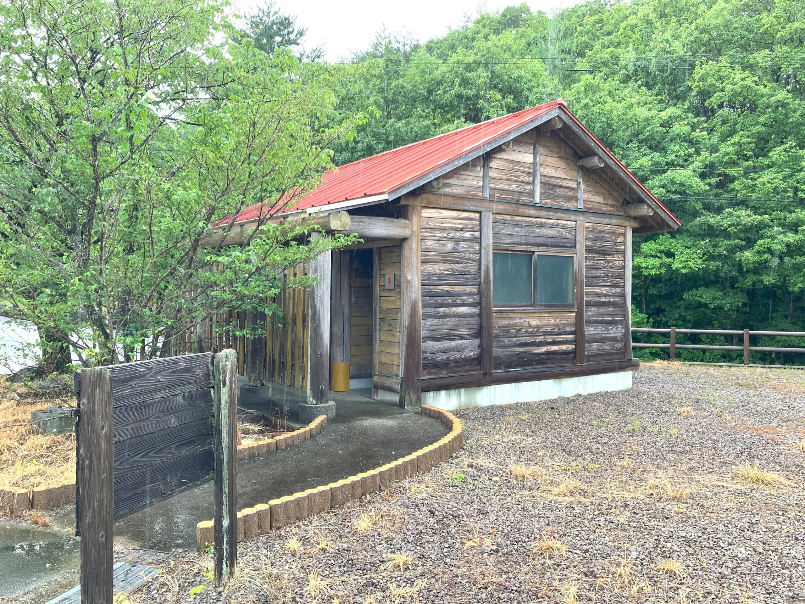 徳島県：[塩塚高原オートキャンプ場]トイレの場所によってスペックが異なる。和式便座と洋式便座があるトイレ（星3点）
