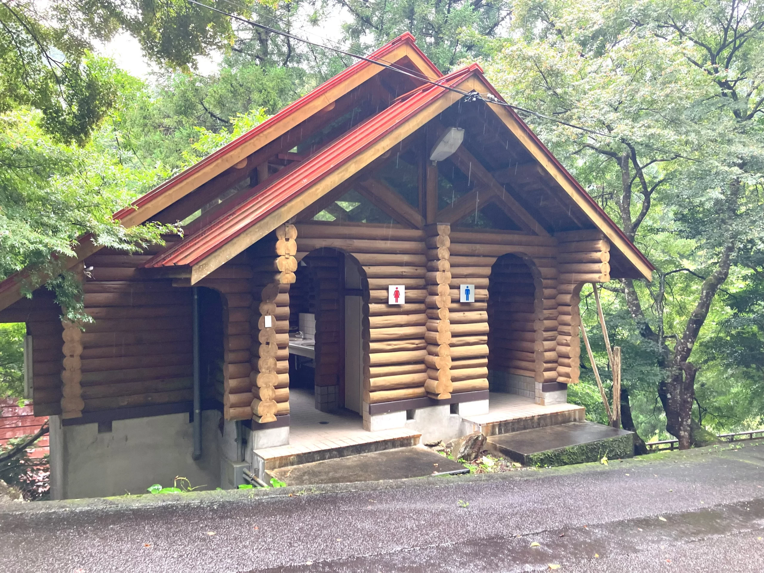 徳島県：[祖谷渓キャンプ村]洋式便座完備のトイレ（星3点）