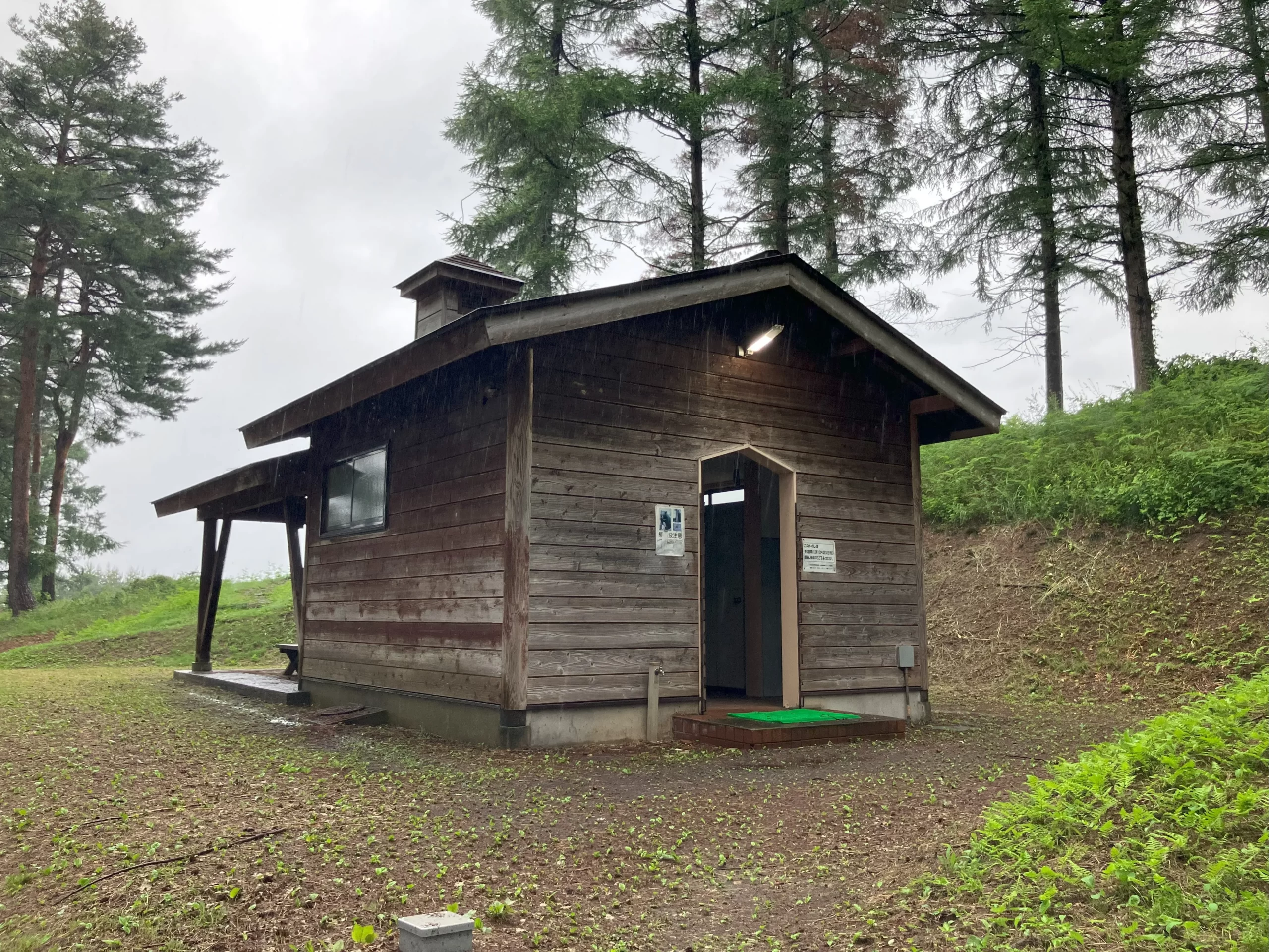新潟県：[美山キャンプ場]和式便座のみ完備されたトイレ（星2点）