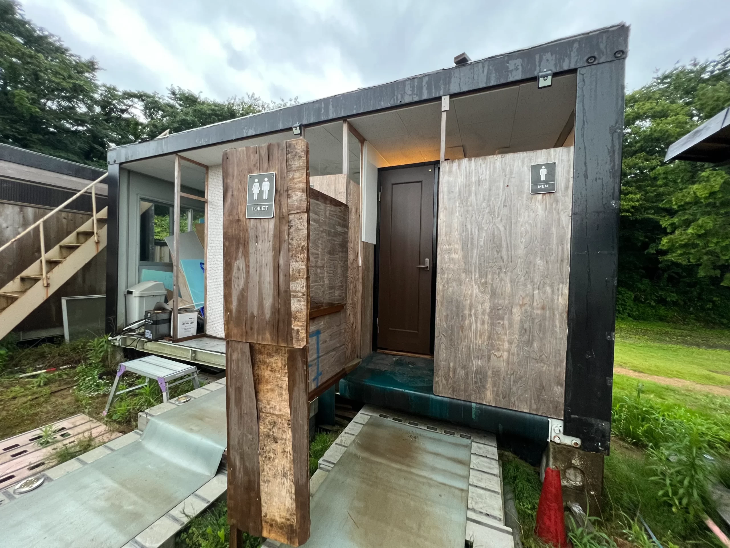 石川県：[加賀坊山キャンプ場]こじんまりとしているが、ウォシュレット付きの洋式便座が完備されたトイレ（星4点）
