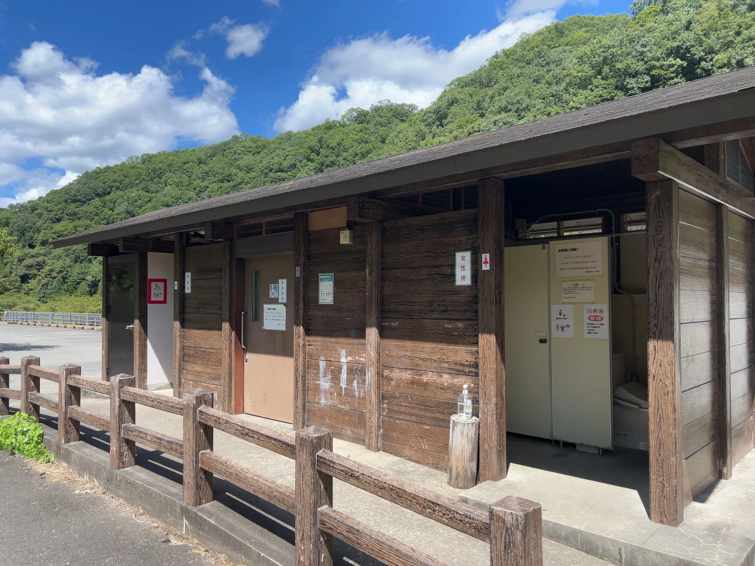 兵庫県：[知名湖キャンプ場]多目的トイレあり！古めだがウォシュレット付きの洋式便座が完備されたトイレ（星4点）