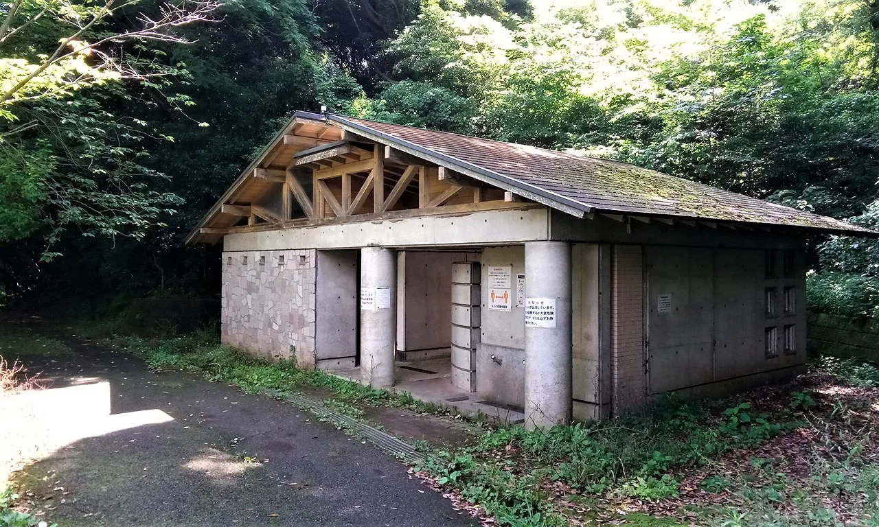 福岡県：[しょうぶ谷キャンプ場]いわゆる公衆トイレで、和式便座のみ完備（星2点）