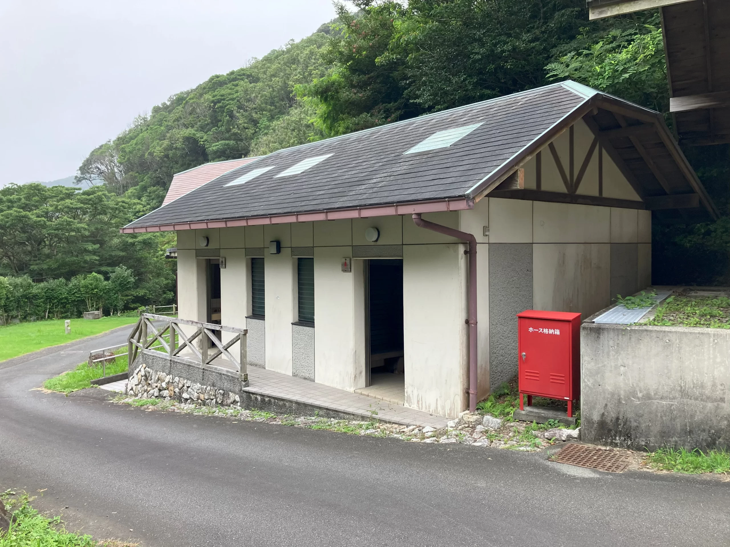 高知県：[大月エコロジーキャンプ場]ウォシュレット付き洋式便座と和式便座が完備されたトイレ（星3点）