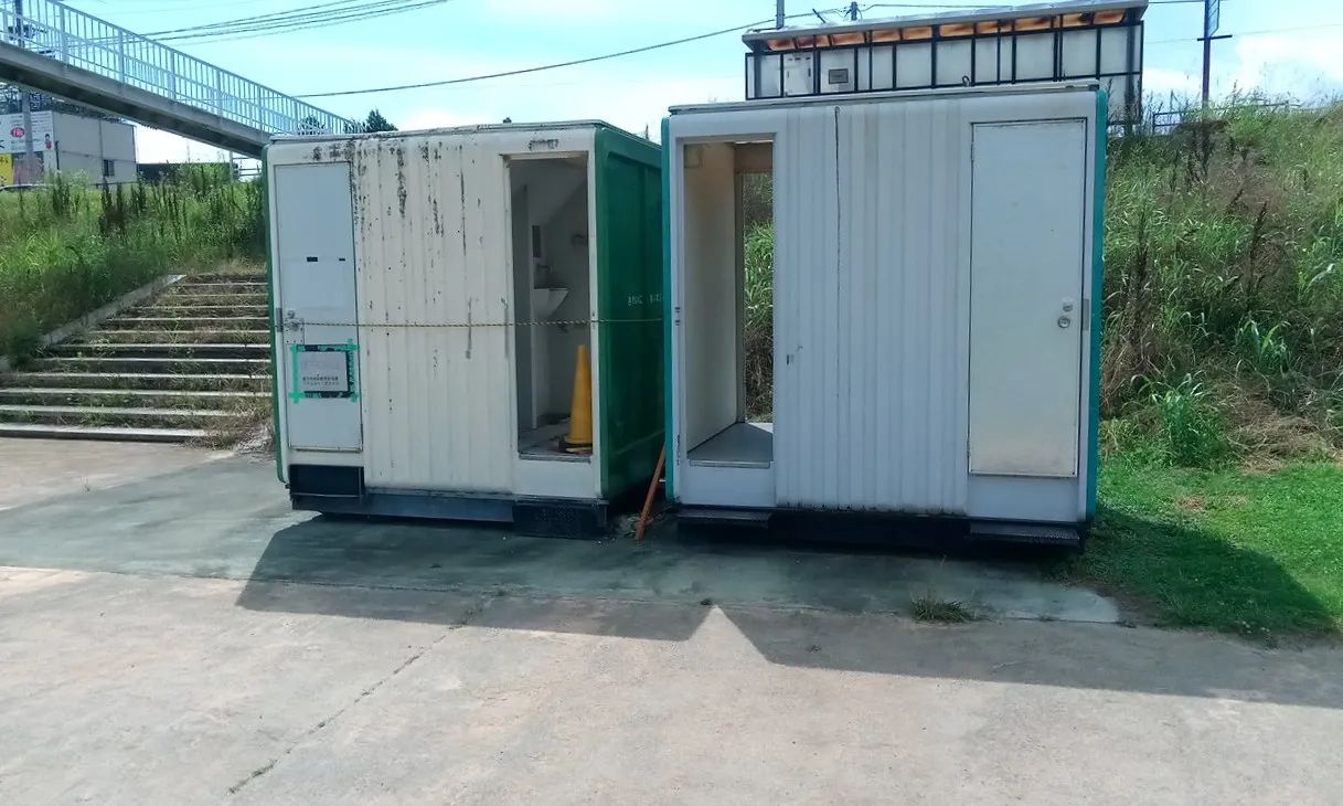 福岡県：[直方オートキャンプ場]和式便座の仮設トイレ（星1点）