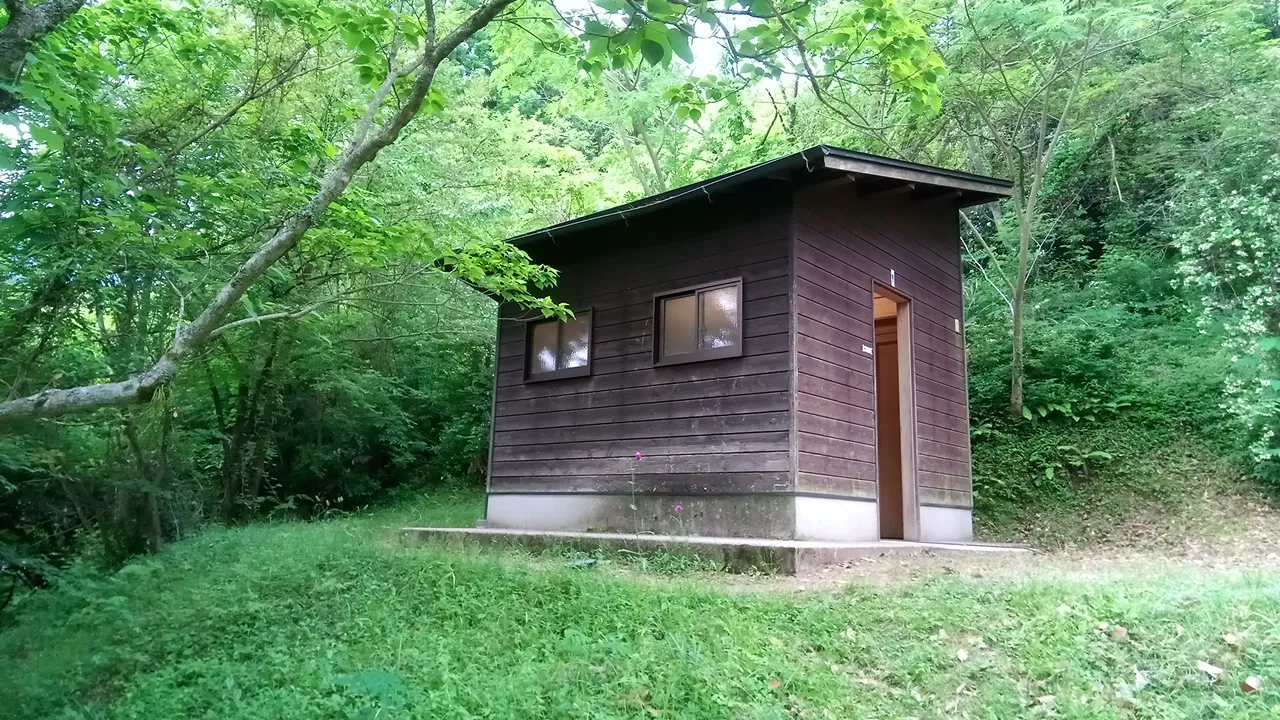 福岡県：[池の山キャンプ場]こじんまりしているが、洋式便座が完備されたトイレ（星4点）