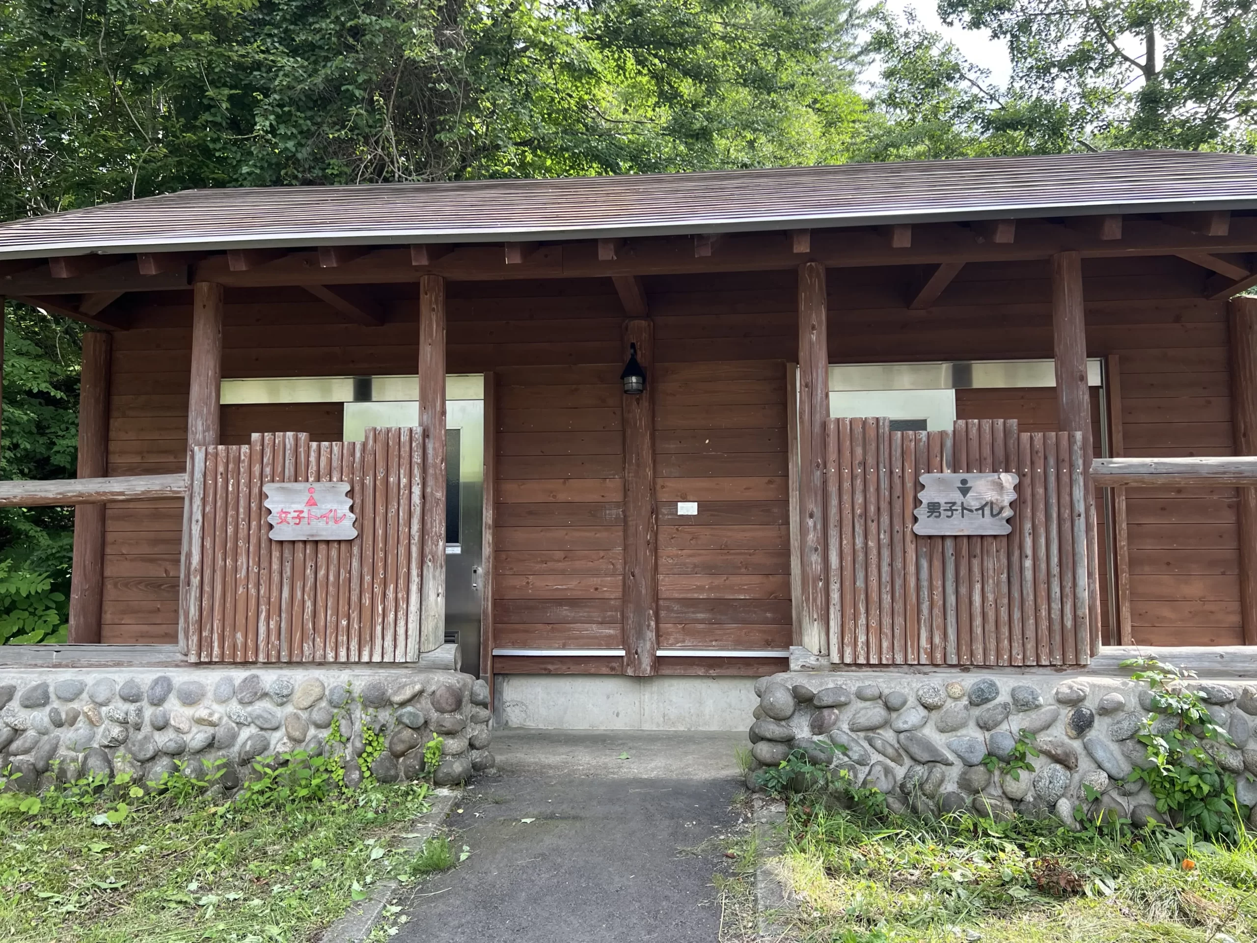 福島県：[裏磐梯キャンプ場]非常に綺麗なトイレは洋式便座完備で安心感抜群（星4点）