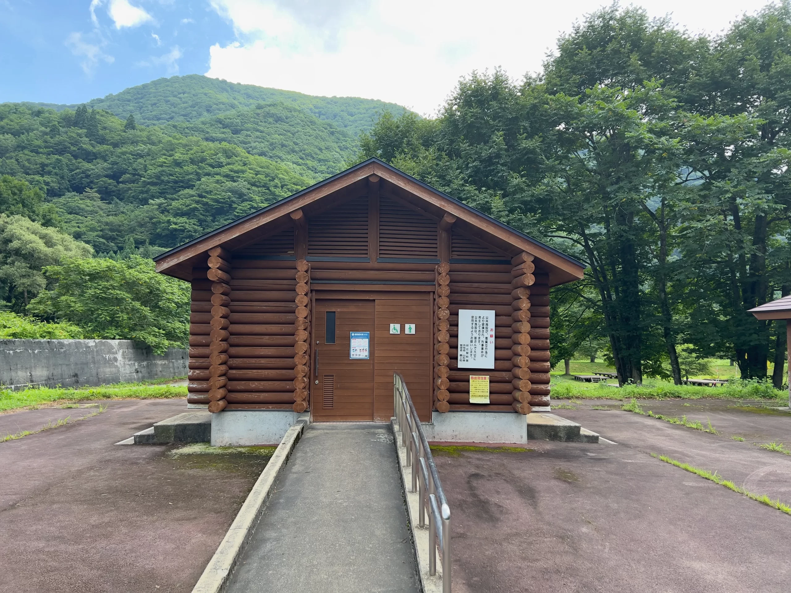 山形県：[最上白川渓流公園キャンプ場]多目的トイレあり！通常トイレは和式便座のみ完備されたトイレ（星2点）
