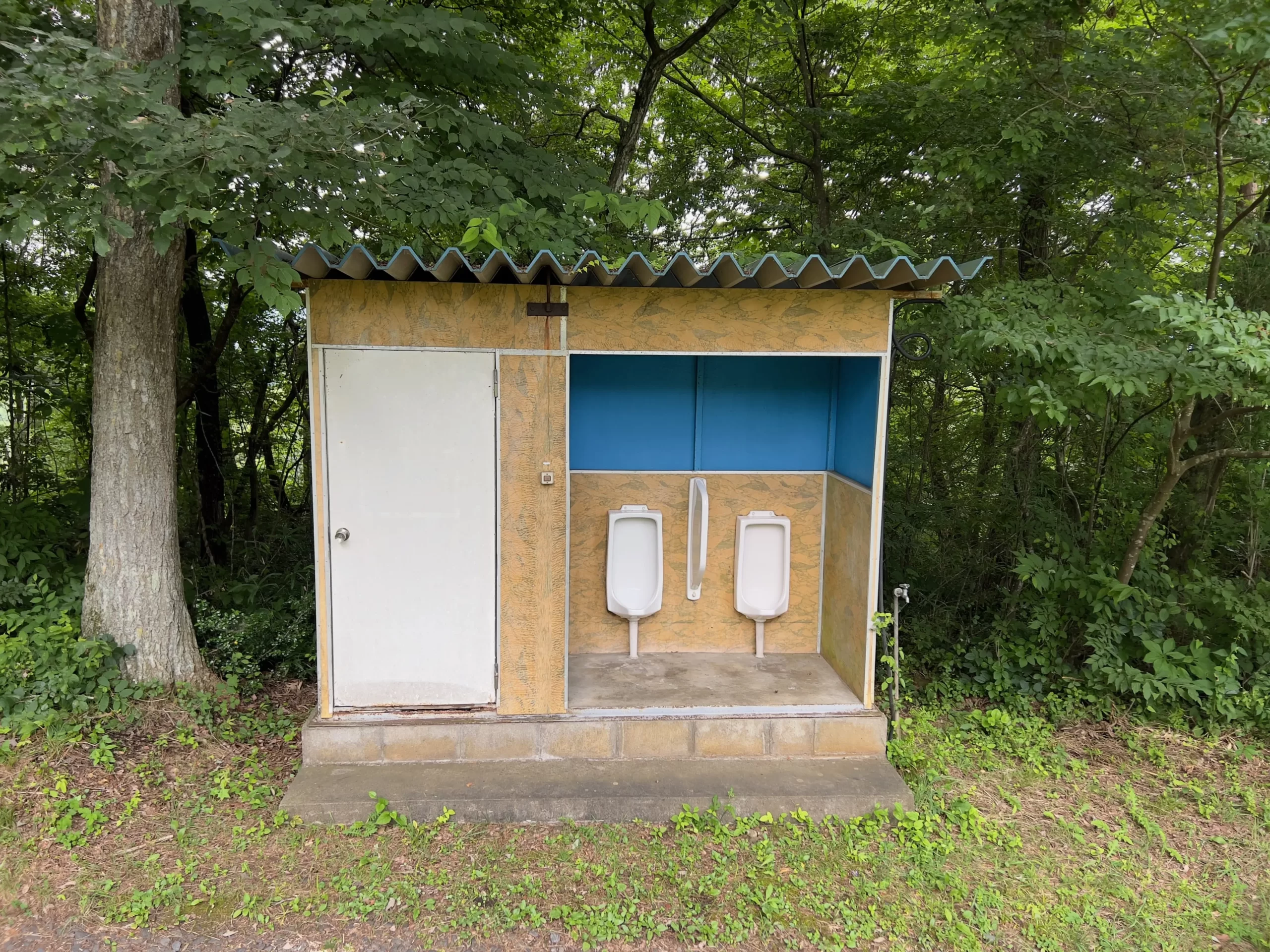 岩手県：[尾花が森キャンプ場]和式便座の汲み取り式トイレで、トイレ環境はかなりハード（星2点）