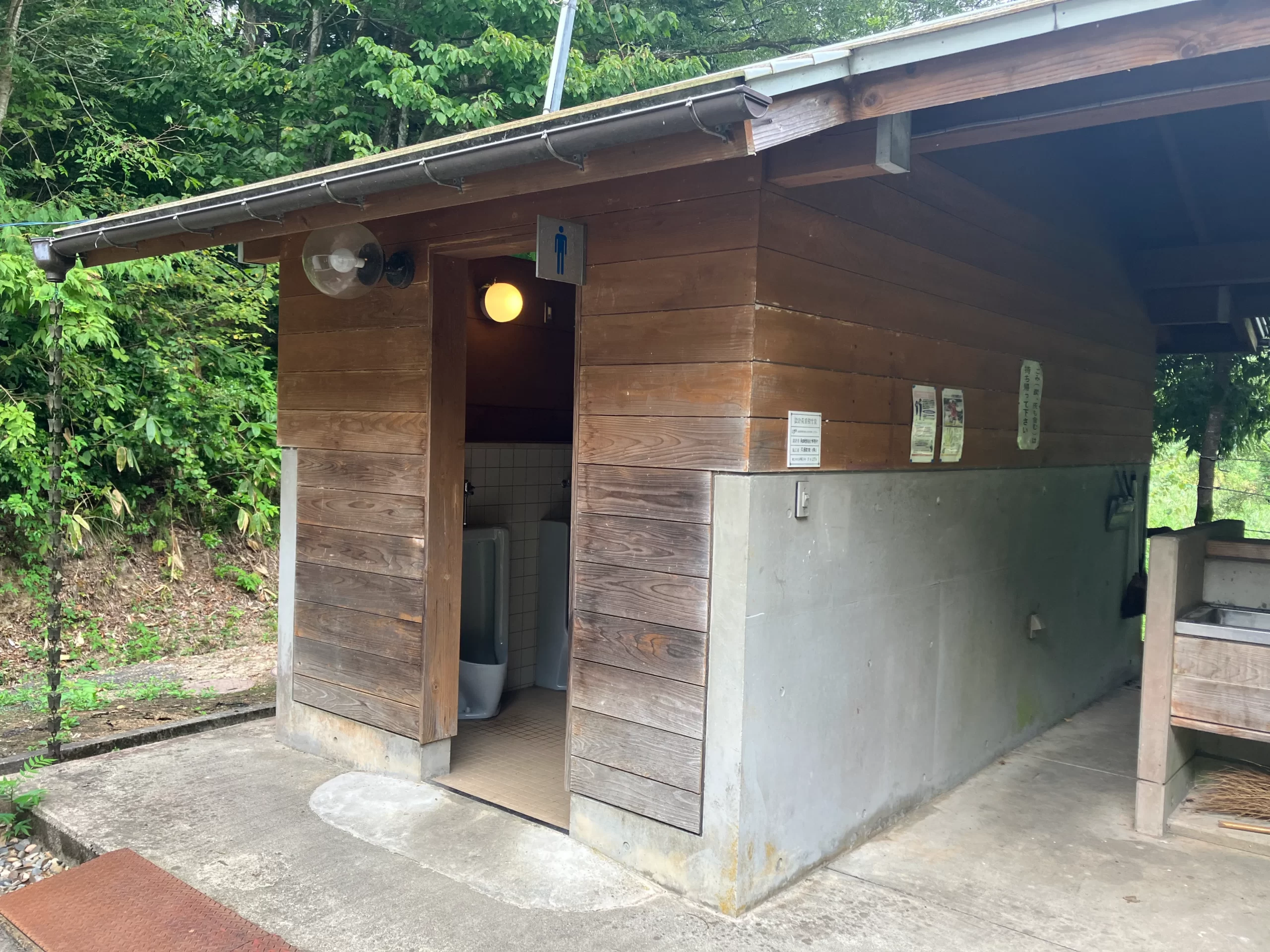 新潟県：[五泉市森林公園キャンプ場]和式便座のみ完備されたトイレ（星2点）