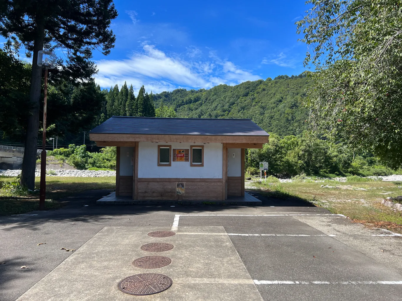 山形県：[タキタロウ公園オートキャンプ場]洋式便座完備でトイレットペーパーも充実したトイレ（星4点）