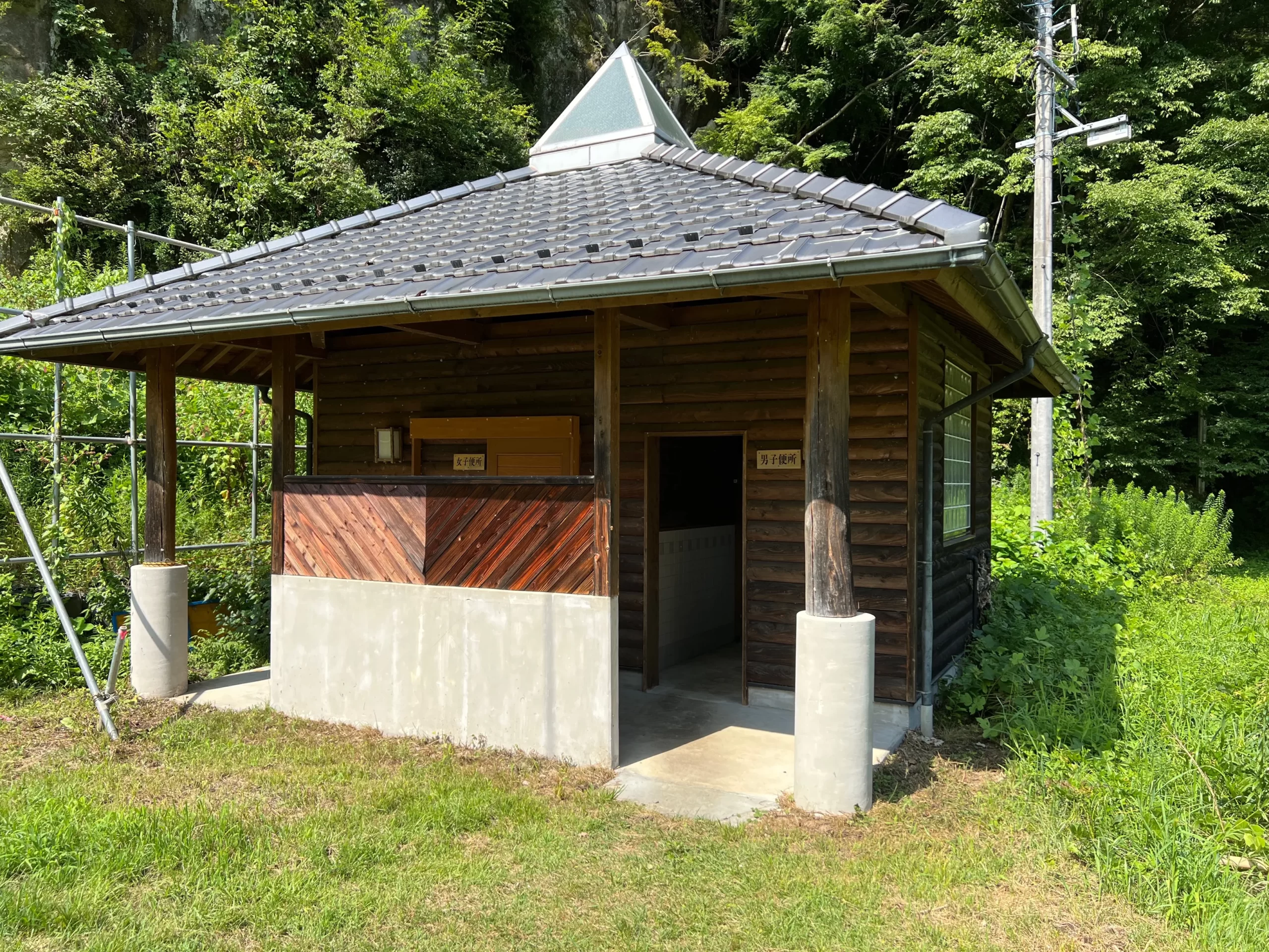 長野県：[かじかの湯キャンプ場]外観は年季が入っているがウォシュレット付きの洋式便座が完備されたトイレ（星3点）
