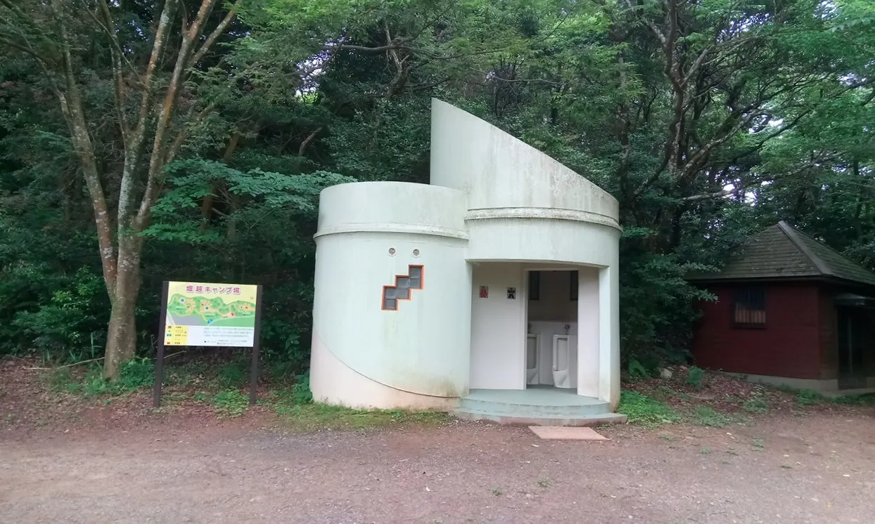 福岡県：[堀越キャンプ場]公園トイレのような雰囲気だが、洋式便座が完備されたトイレ（星3点）