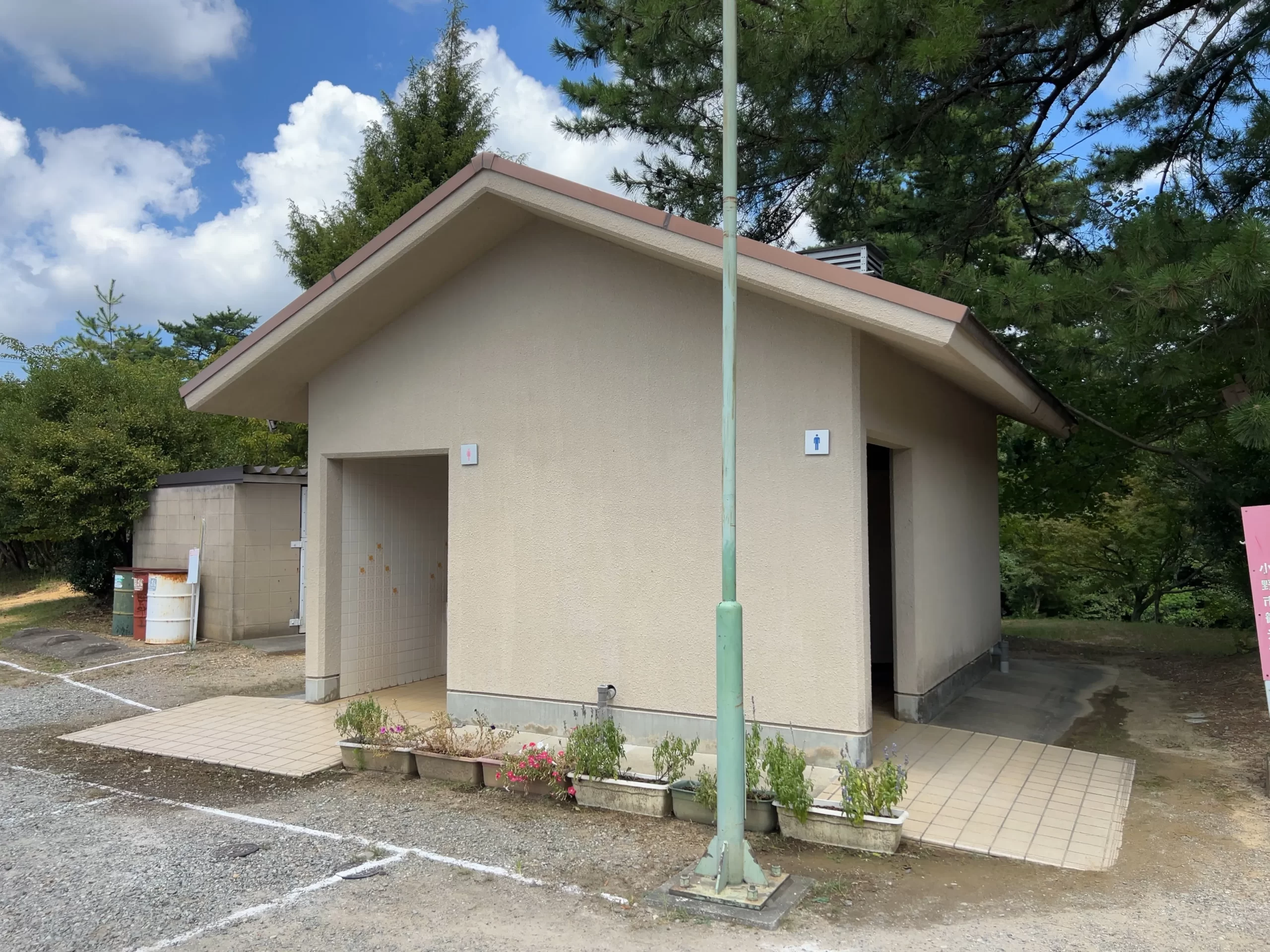 兵庫県：[鴨池公園キャンプ場]洋式便座が完備されたトイレだが、若干年季を感じる（星3点）