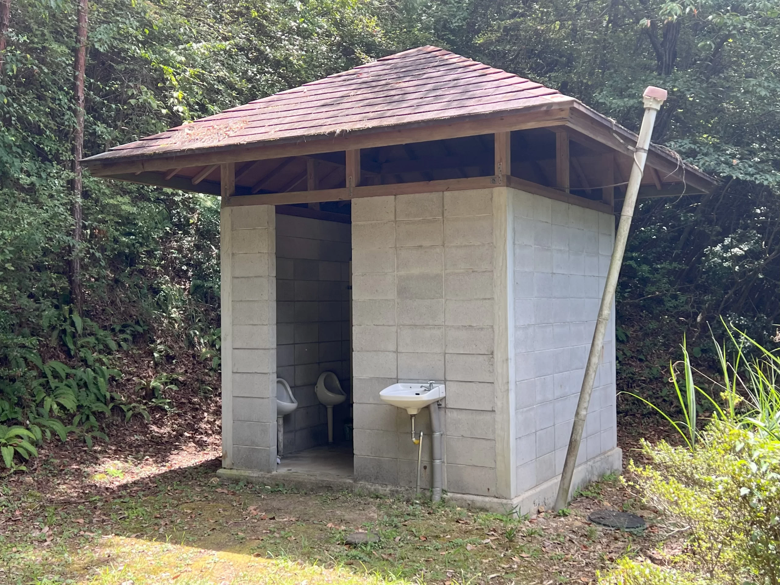 兵庫県：[県民広場キャンプ場]汲み取り式の和式便座のみ完備されたトイレなので、トイレ環境的にはハード（星1点）