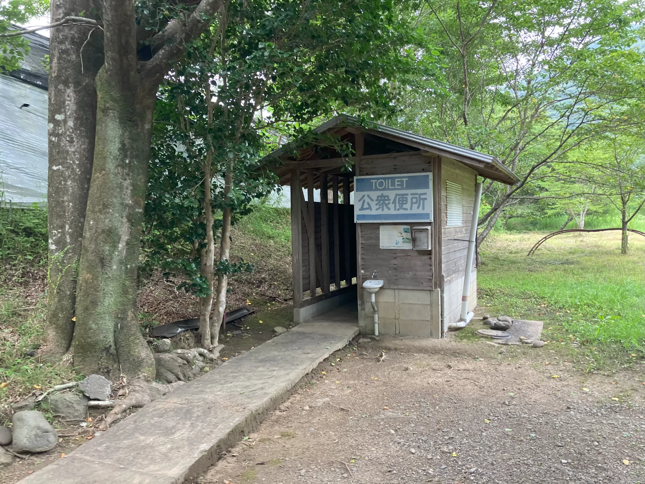 高知県：[橘キャンプ場]トイレットペーパーはあるが、必要最低限の汲み取り式和式便座（星2点）