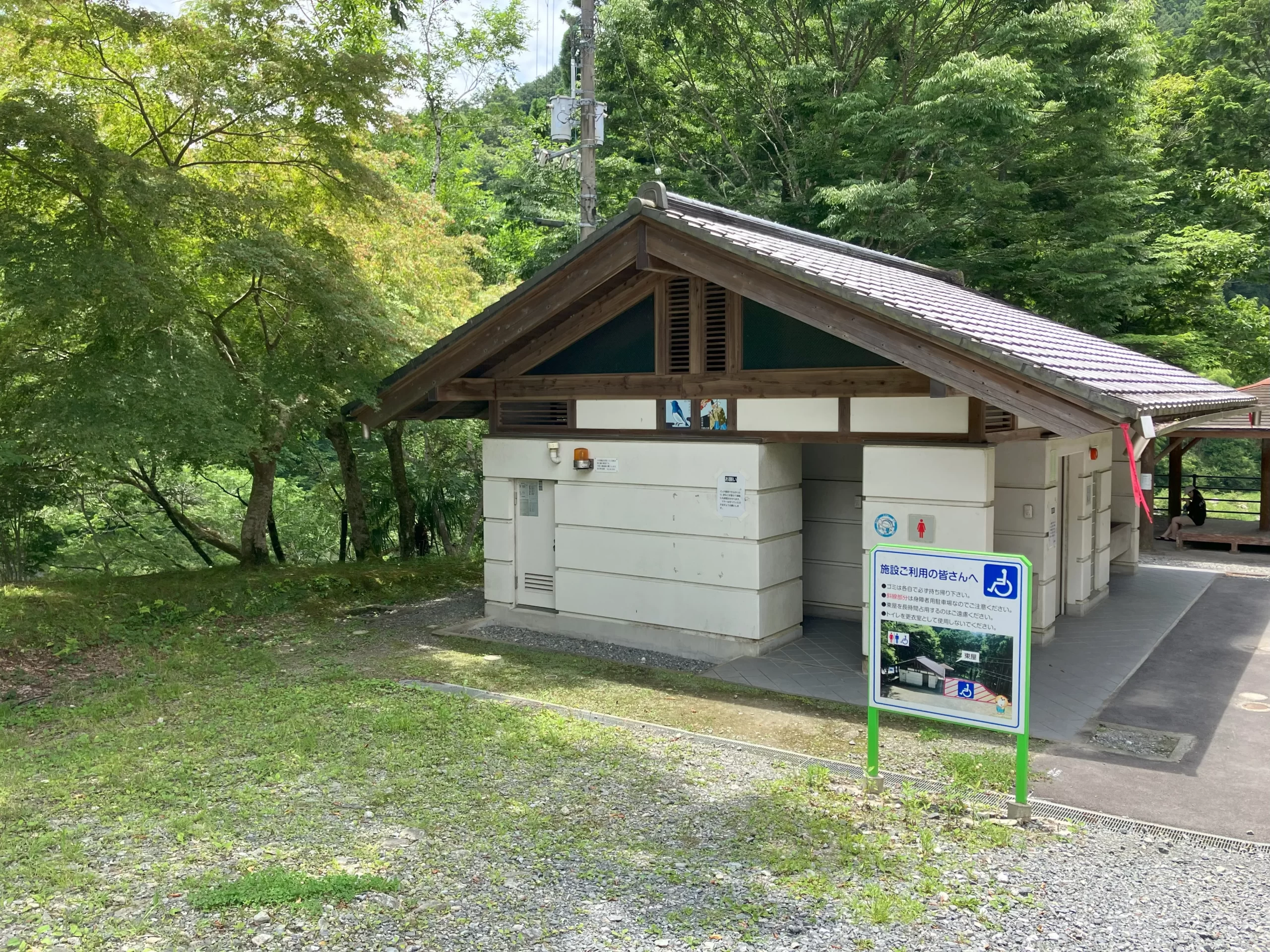 高知県：[宮崎の河原キャンプ場]多目的トイレあり！ウォシュレット付きの洋式便座が完備された綺麗なトイレ（星5点）