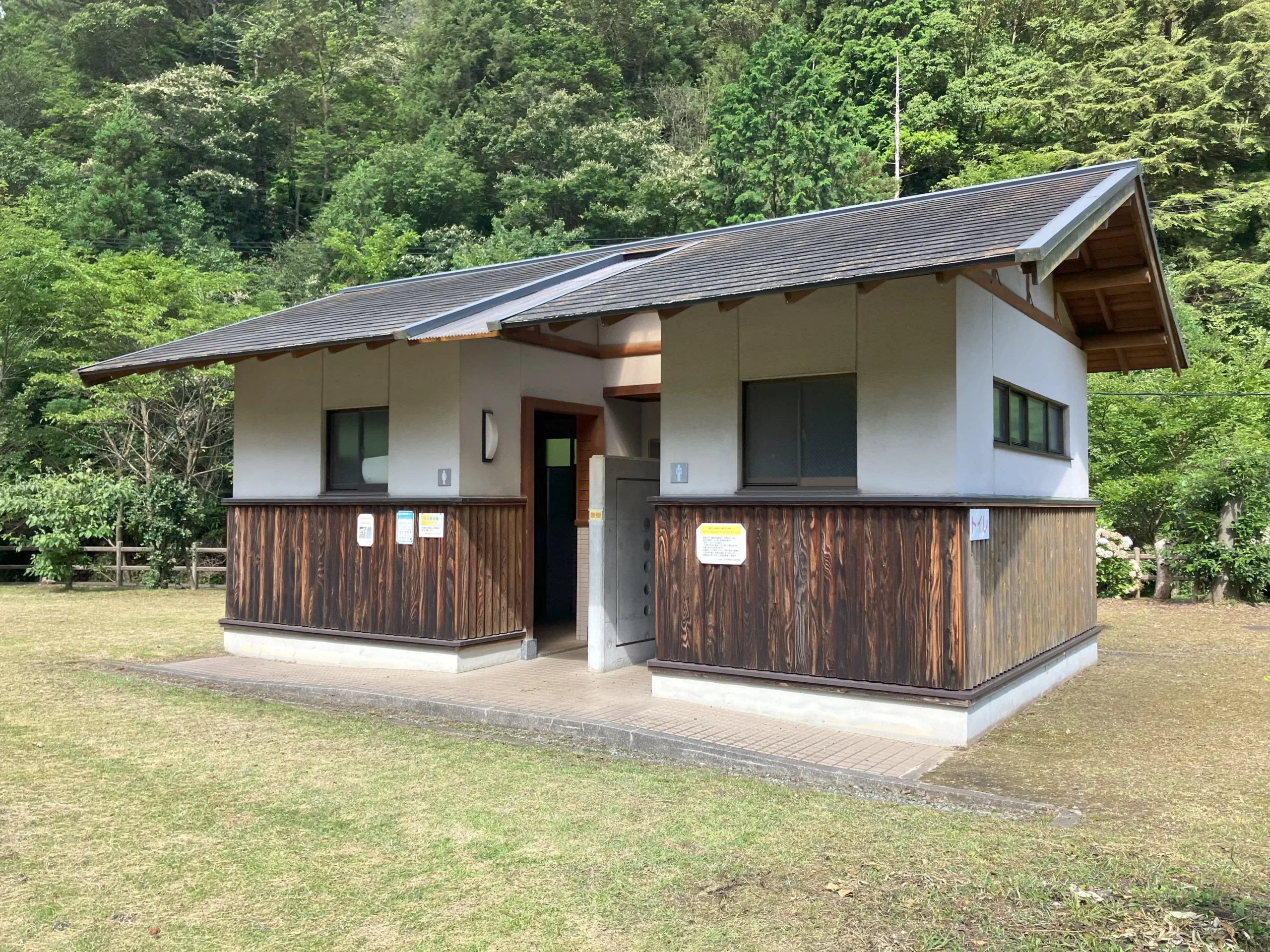 愛媛県：[朝倉ダム湖畔緑水公園]多目的トイレあり！通常トイレは和式便座のみ完備（星2点）