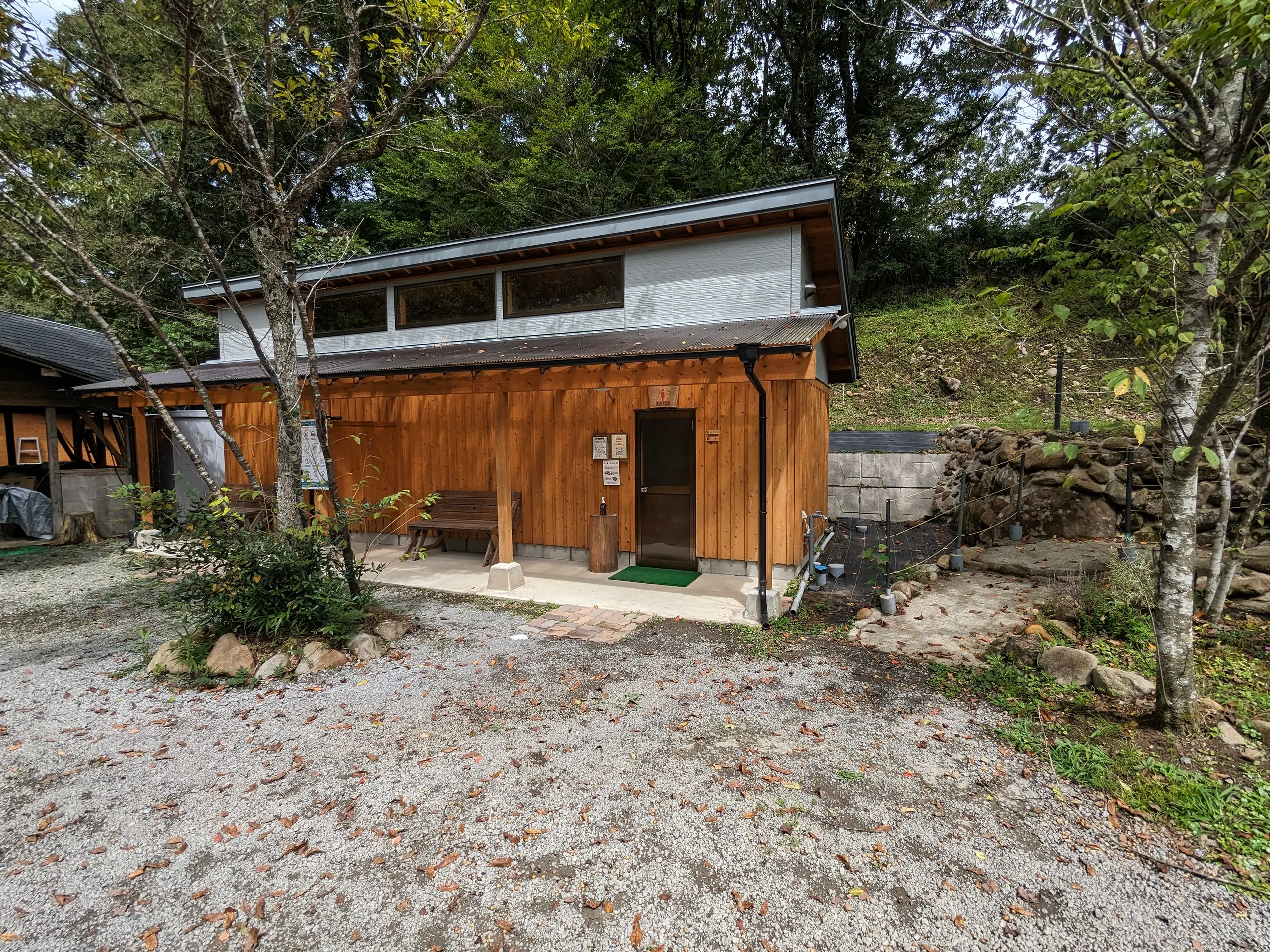 熊本県：[山鳥の森オートキャンプ場]ウォシュレット付きの洋式便座が完備され非常に綺麗で安心感抜群なトイレ（星5点）