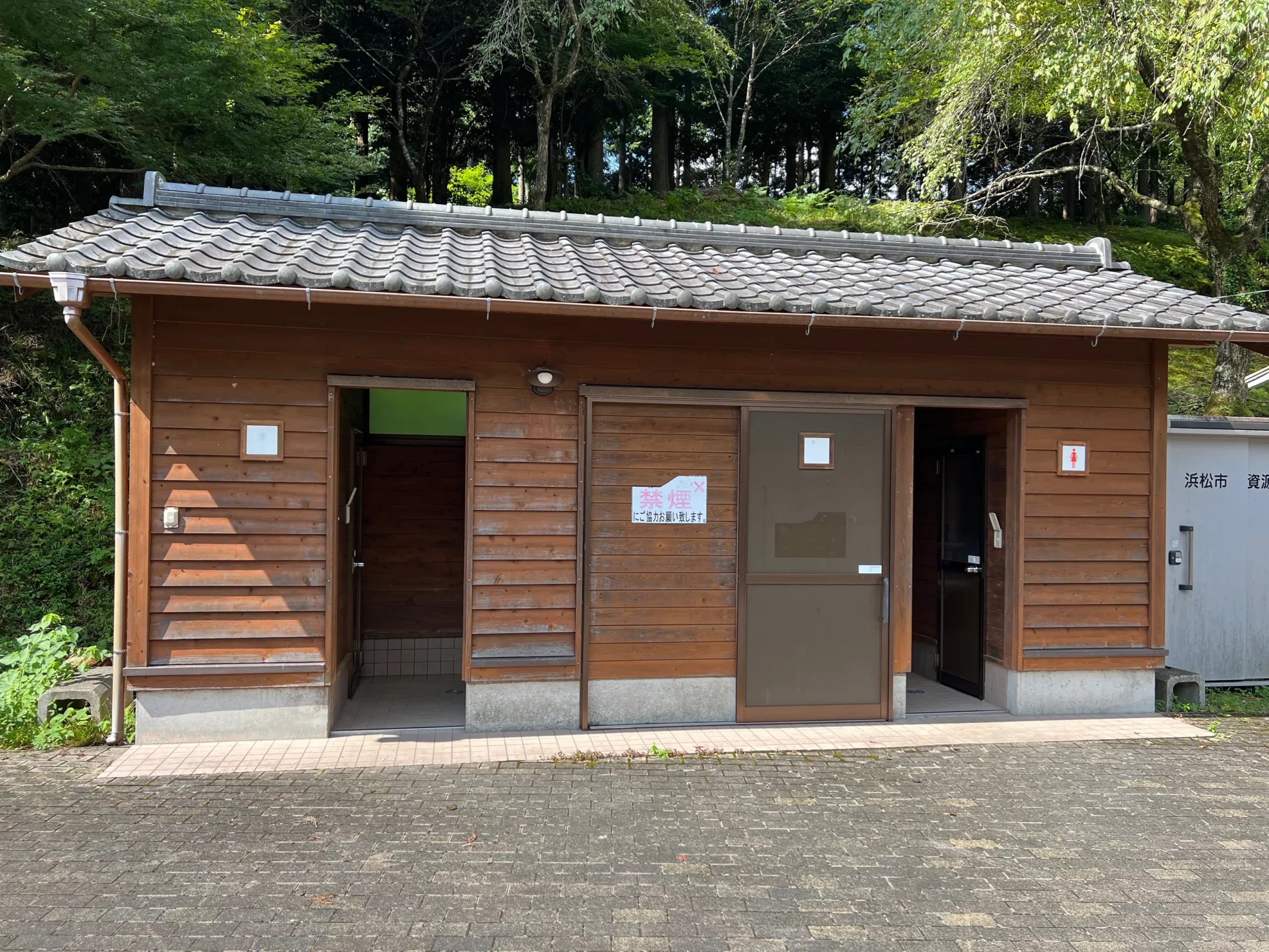 静岡県：[熊平水辺の里オートキャンプ場]こじんまりとしたトイレには、洋式便座が完備されています（星4点）