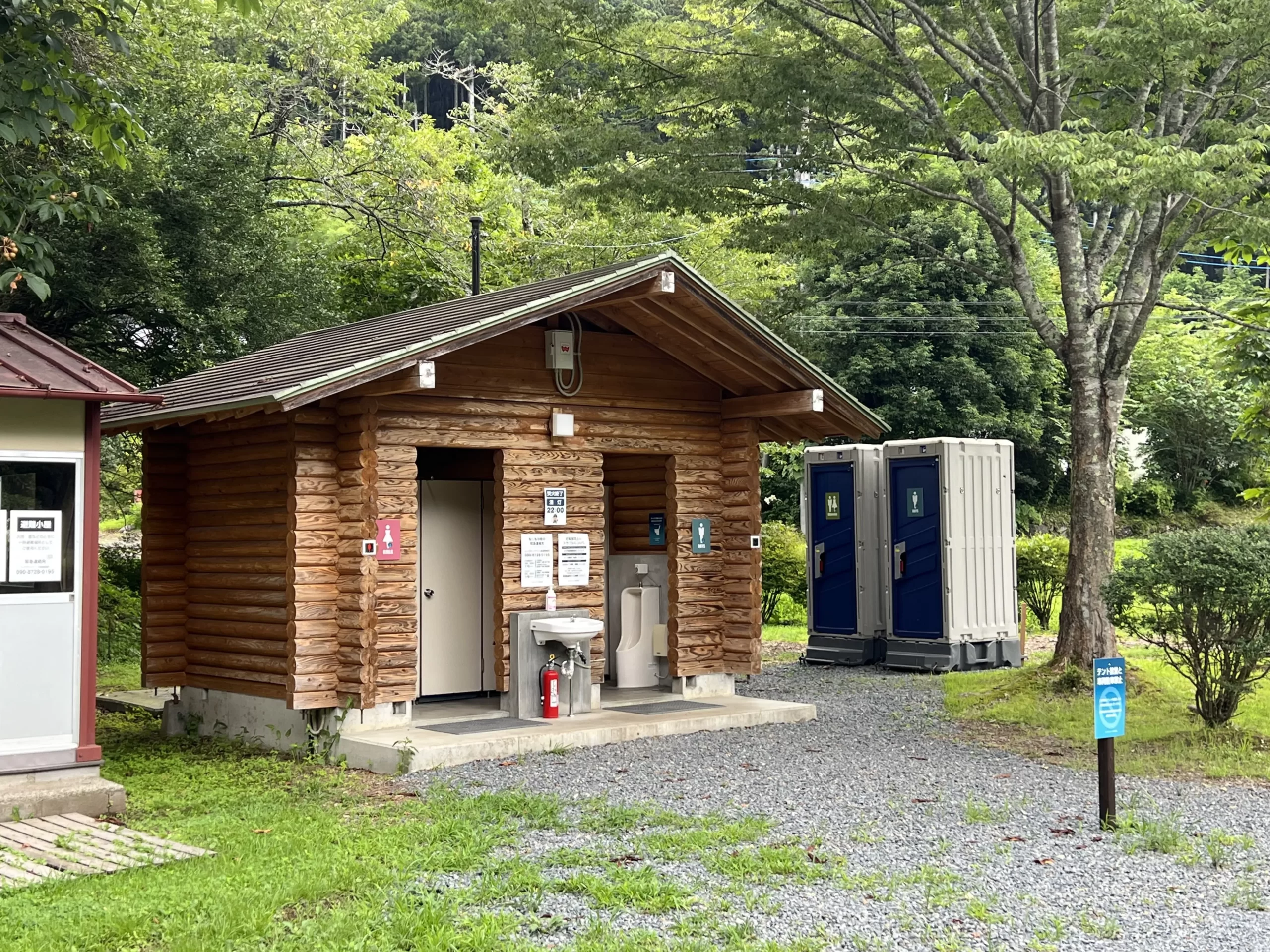 栃木県：[レイクサイドベース（東古屋キャンプ場）]通常トイレと簡易トイレが併設されており、どちらも洋式便座完備（星3点）