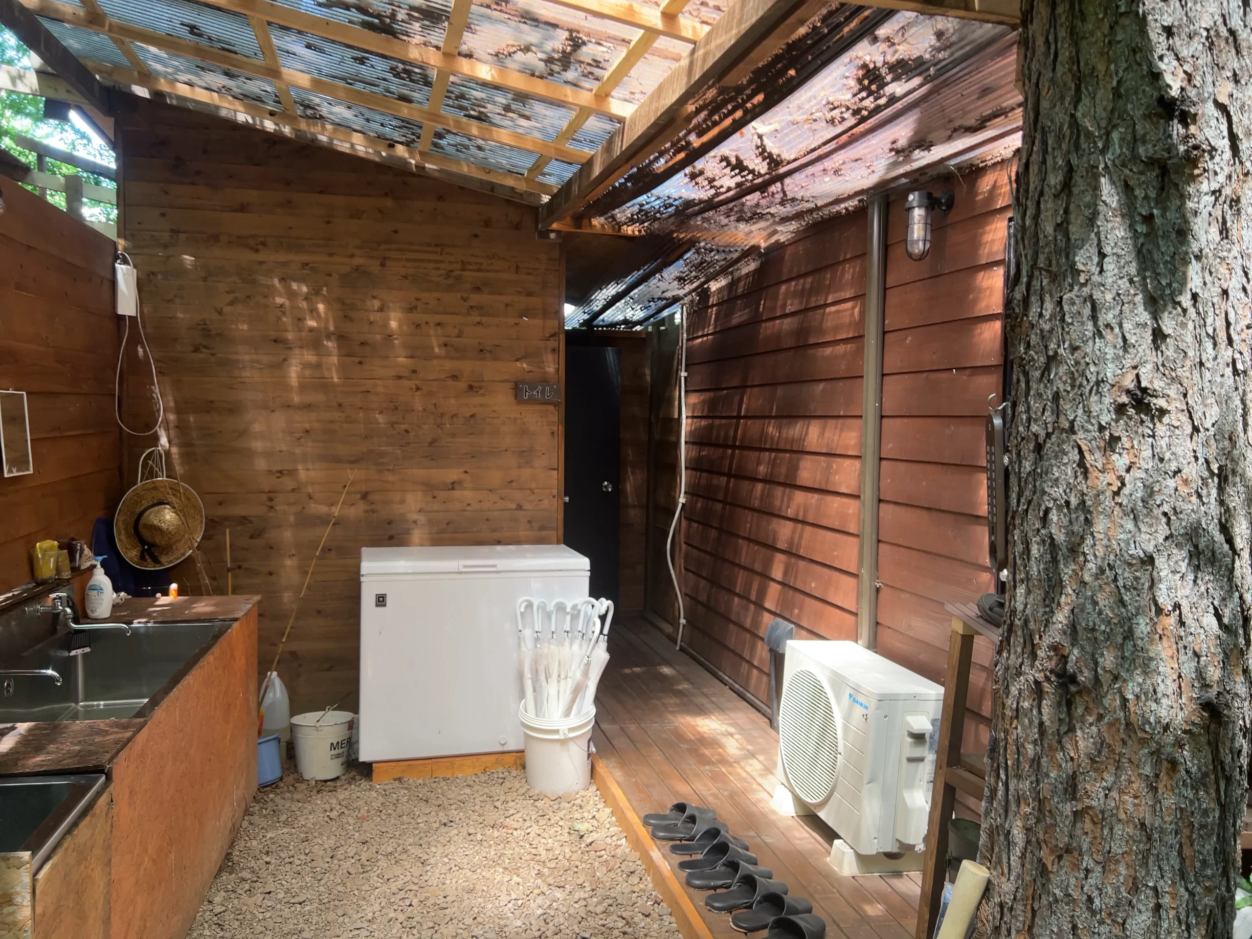 山梨県：[白州テラスキャンプ場 by VILLARS]こじんまりとしたトイレだが、ウォシュレット付き洋式便座で非常に綺麗なトイレ（星5点）