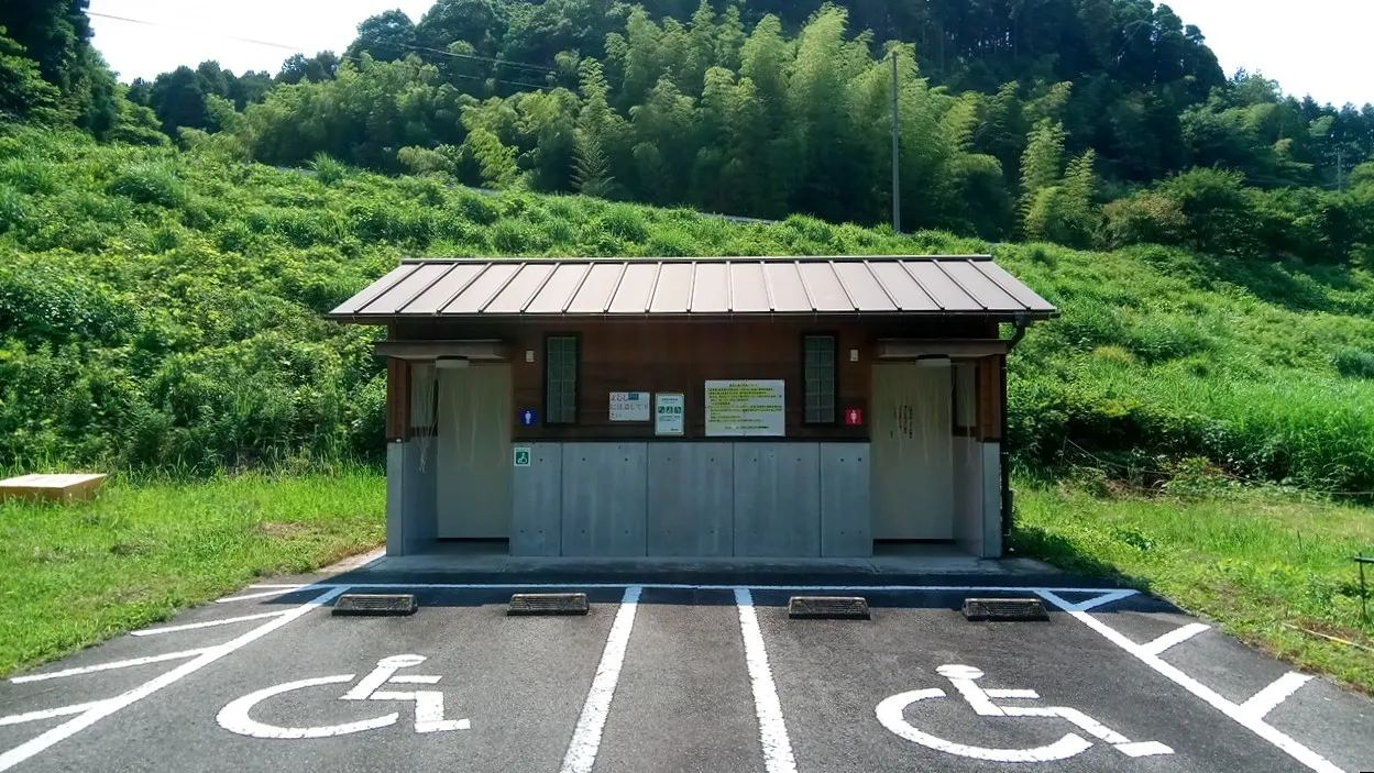 佐賀県：[神水川栗並運動公園]多目的トイレあり！ベビーベッドも完備されたトイレ（星4点）