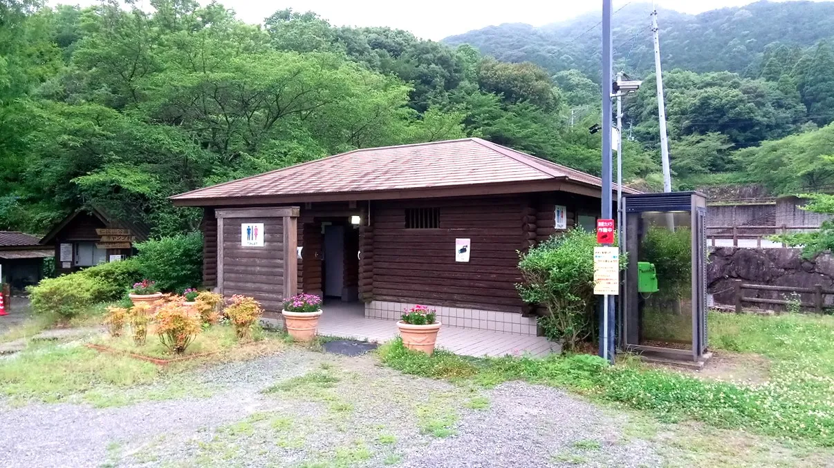 佐賀県：[仁比山公園キャンプ村]多目的トイレあり！ウォシュレット付き洋式便座と和式便座が完備されたトイレ（星3点）