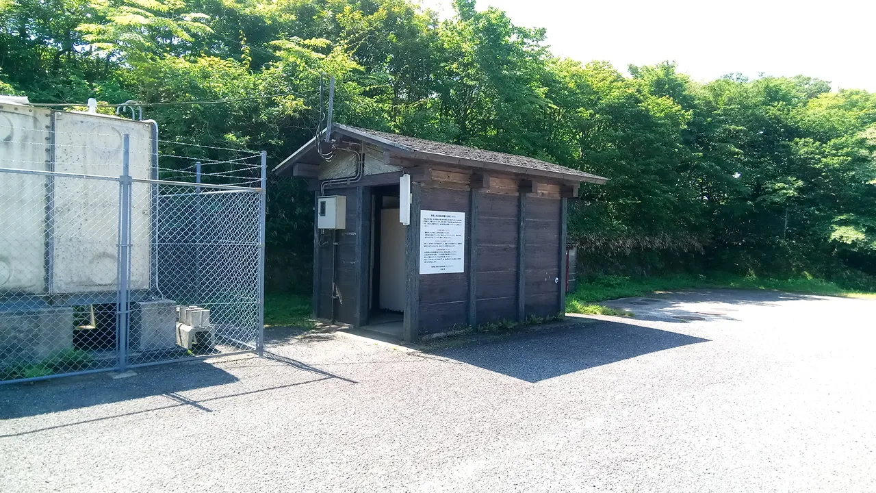 佐賀県：[脊振久保山キャンプ場]和式便座のみ完備されたトイレ（星2点）