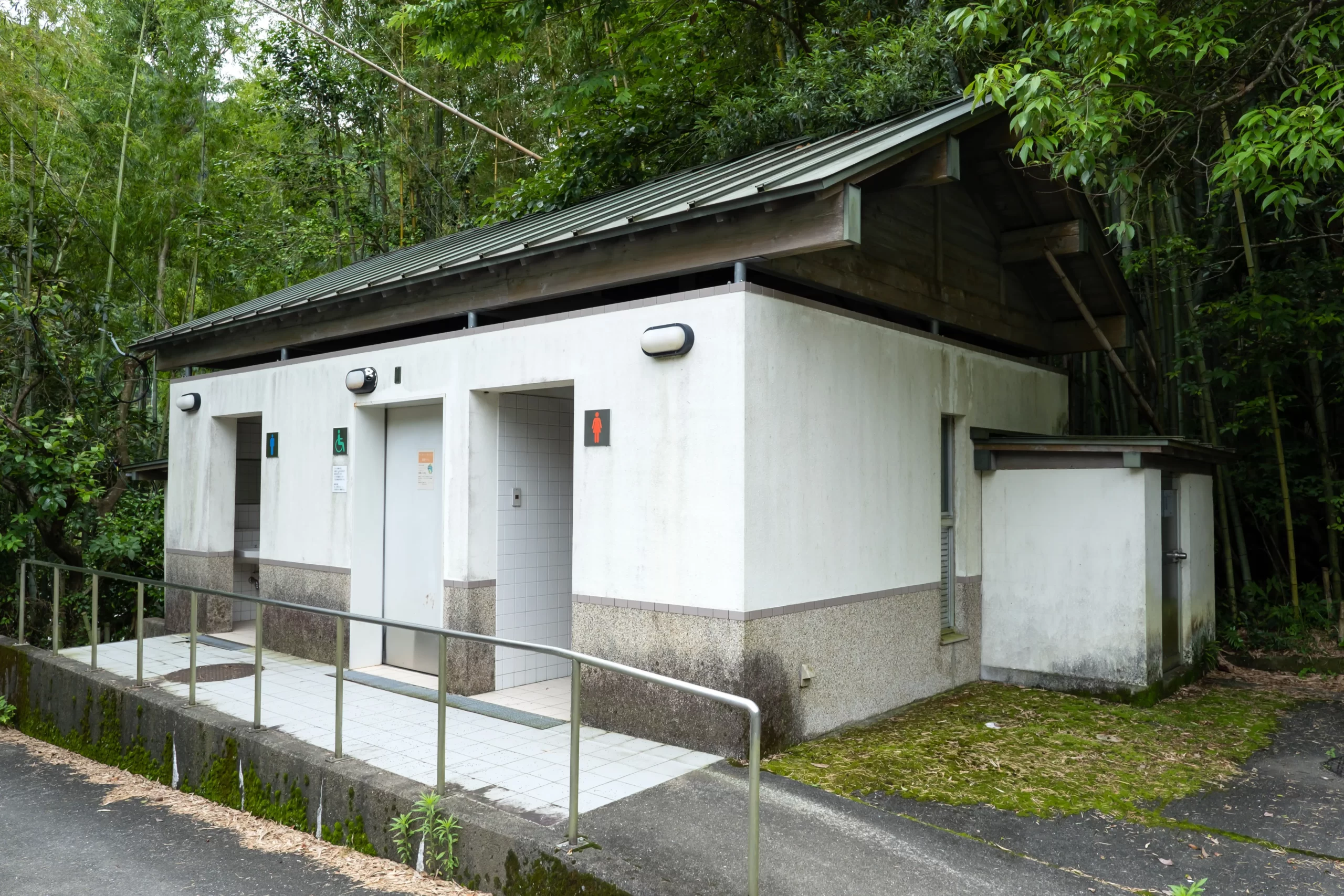 高知県：[小浜キャンプ場]多目的トイレあり！洋式便座が完備された綺麗なトイレ（星4点）