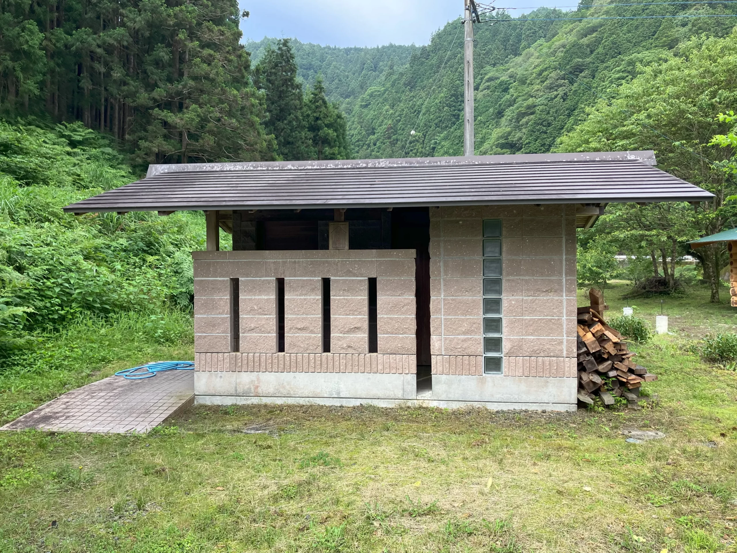 高知県：[地蔵寺川ふれあい広場キャンプ場]洋式便座が完備されたトイレ（星4点）