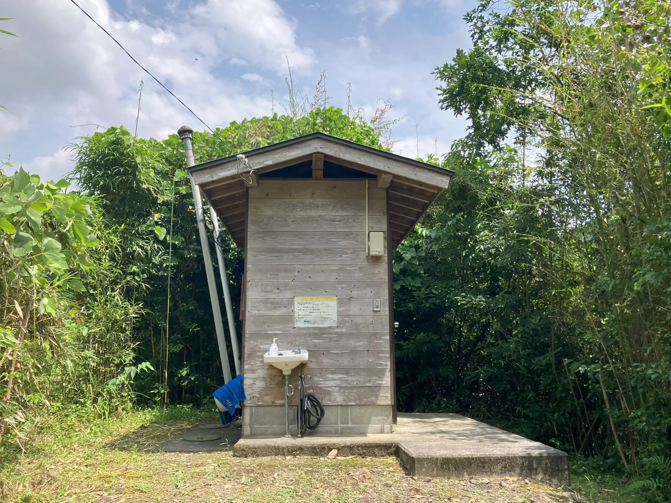高知県：[長生キャンプ場]男女共用で汲み取り式の和式便座トイレ（星2点）